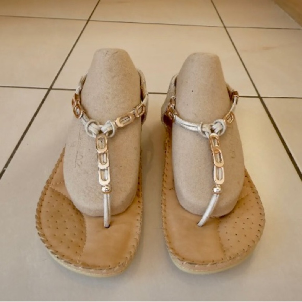PAVERS
Ladies Leather Toe Post Sandals Metallic Cream UK6 - Picture 4 of 11